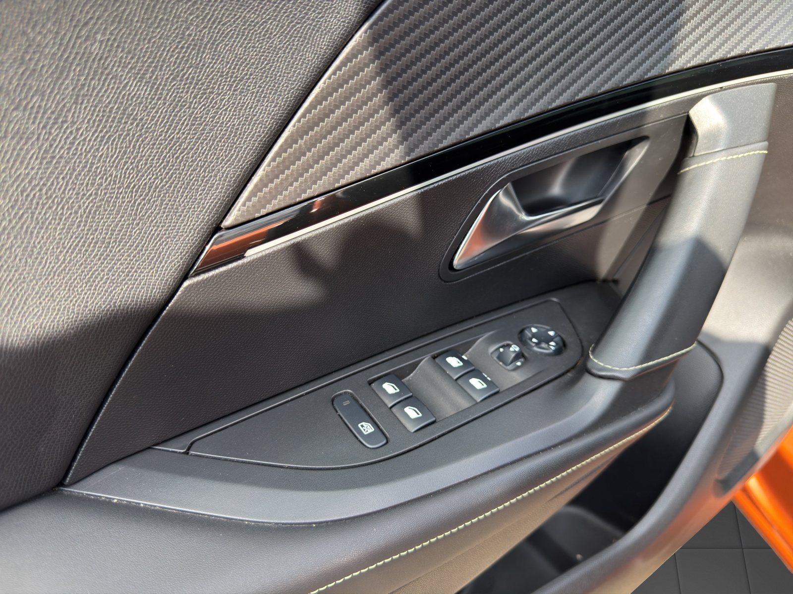 PEUGEOT 2008 1.2 GT PureTech 155 PS-image-16