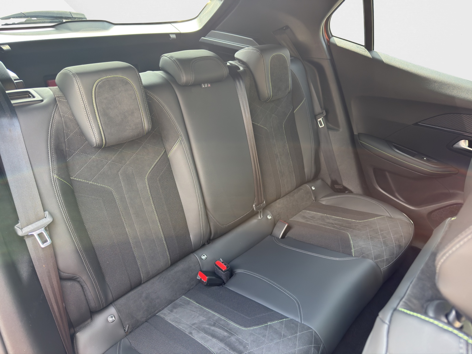 PEUGEOT 2008 1.2 GT PureTech 155 PS-image-13