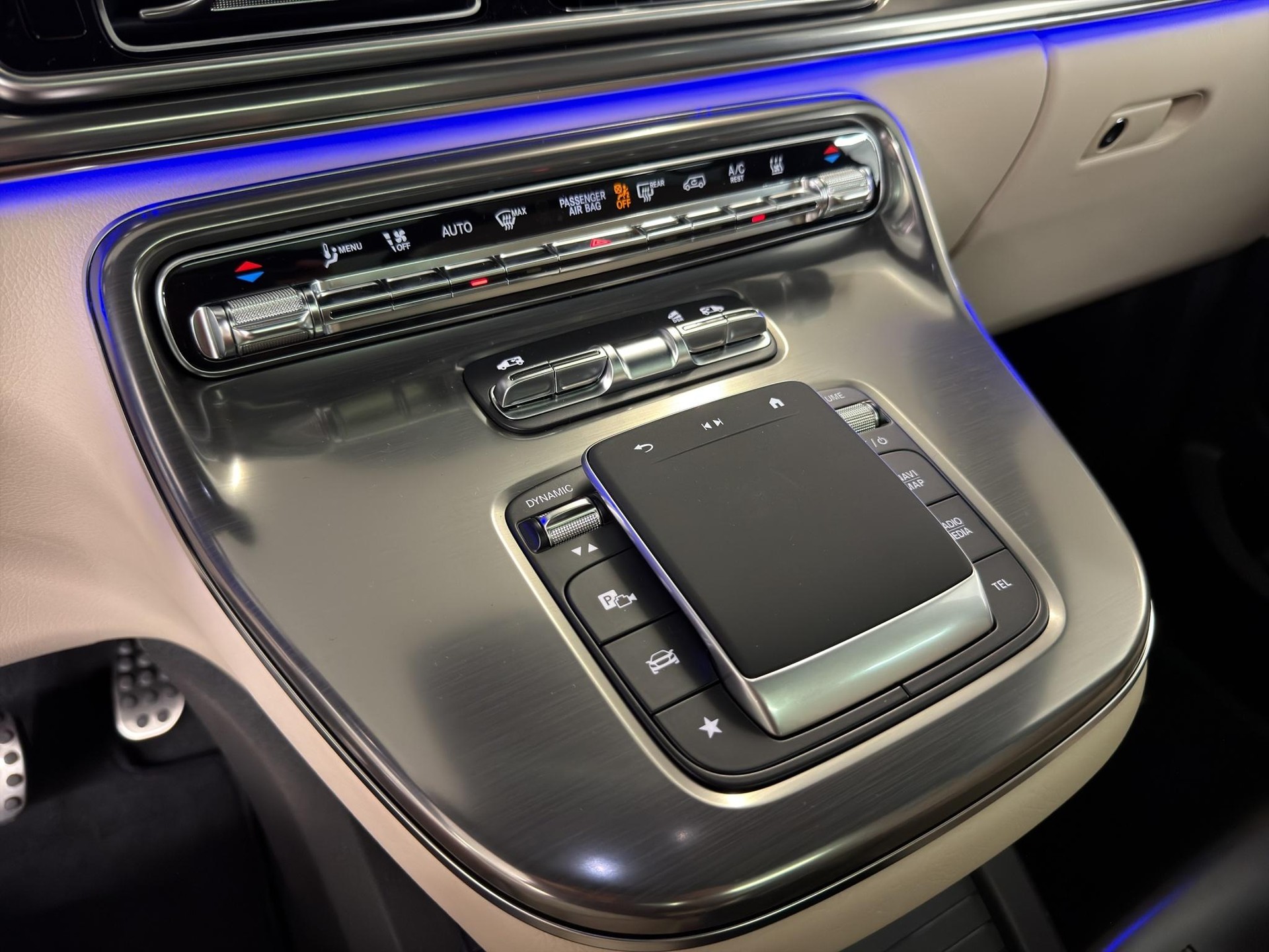 MERCEDES-BENZ V 300 d Swiss Ed. lang 4matic Van-image-14