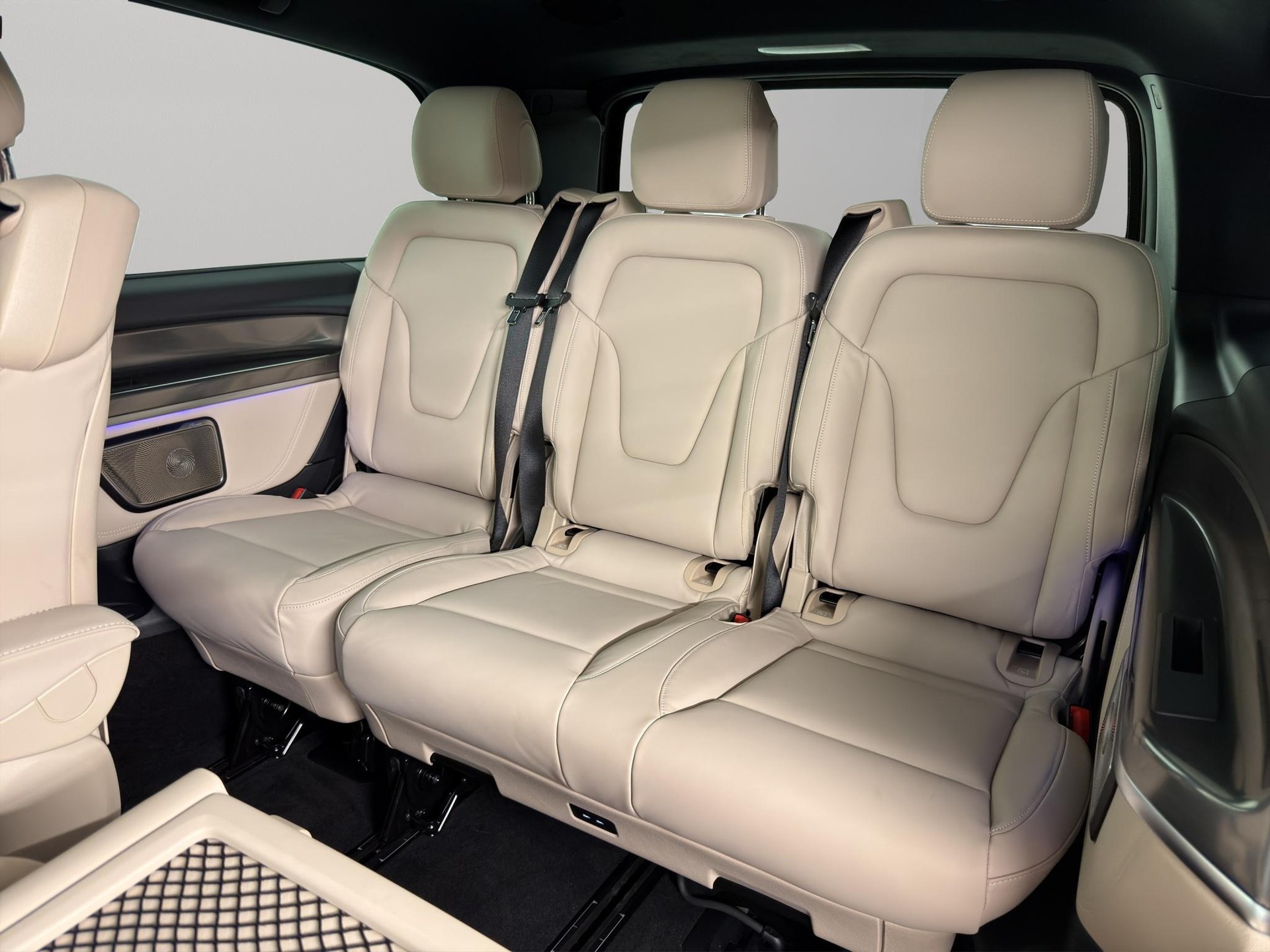 MERCEDES-BENZ V 300 d Swiss Ed. lang 4matic Van-image-11