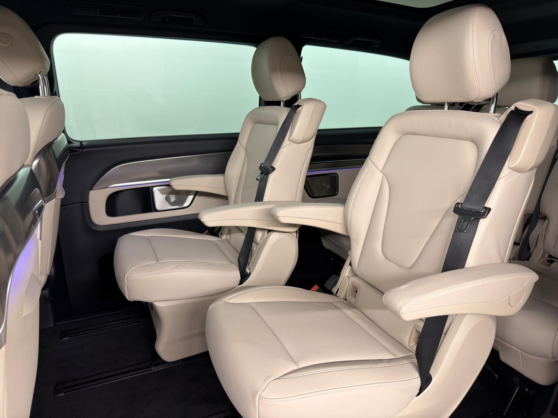 MERCEDES-BENZ V 300 d Swiss Ed. lang 4matic Van-image-12