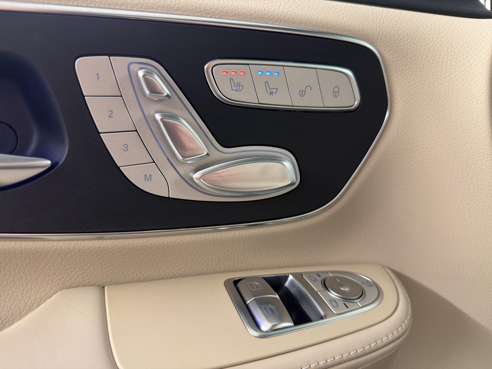 MERCEDES-BENZ V 300 d Swiss Ed. lang 4matic Van-image-15