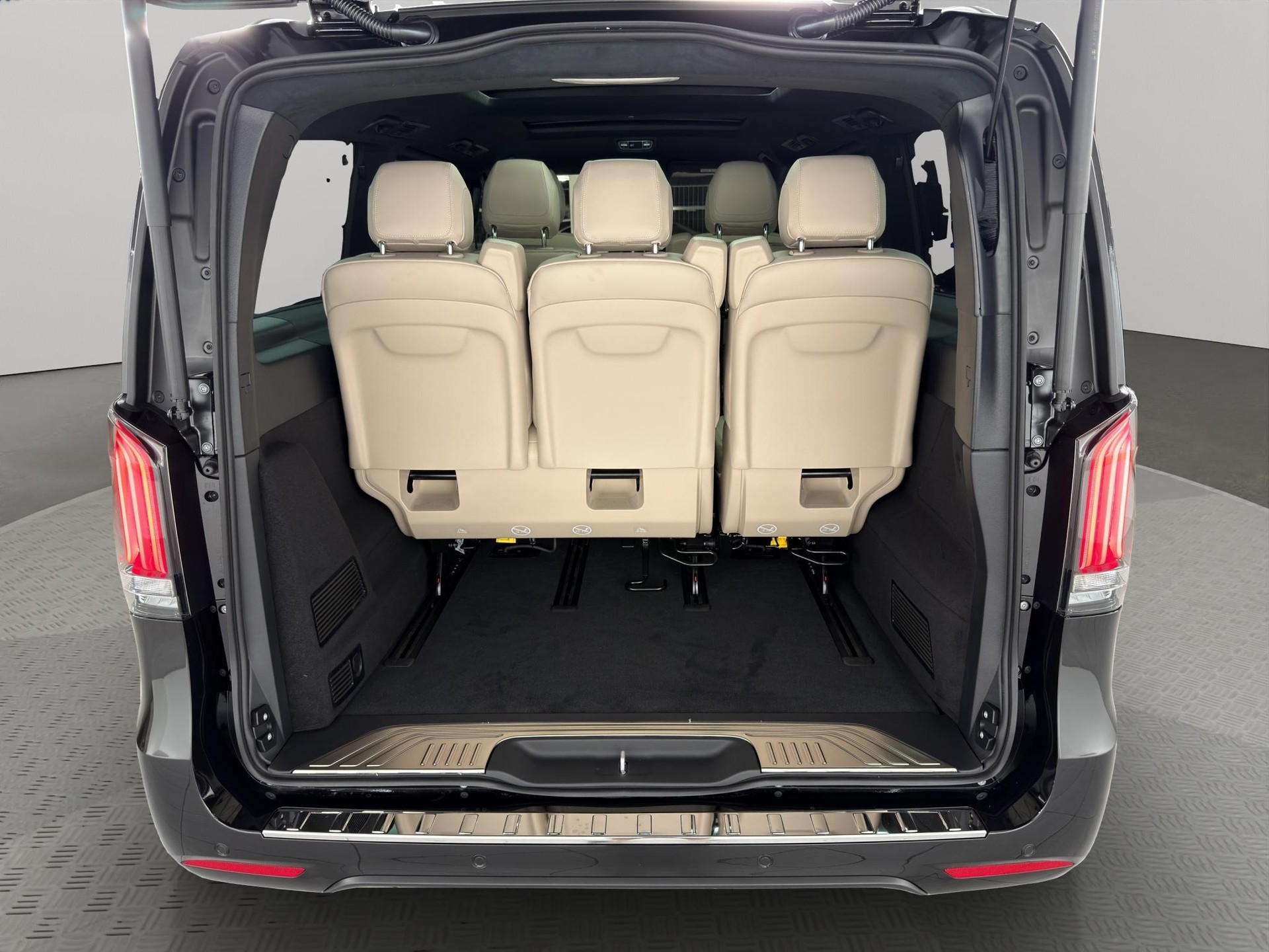 MERCEDES-BENZ V 300 d Swiss Ed. lang 4matic Van-image-6