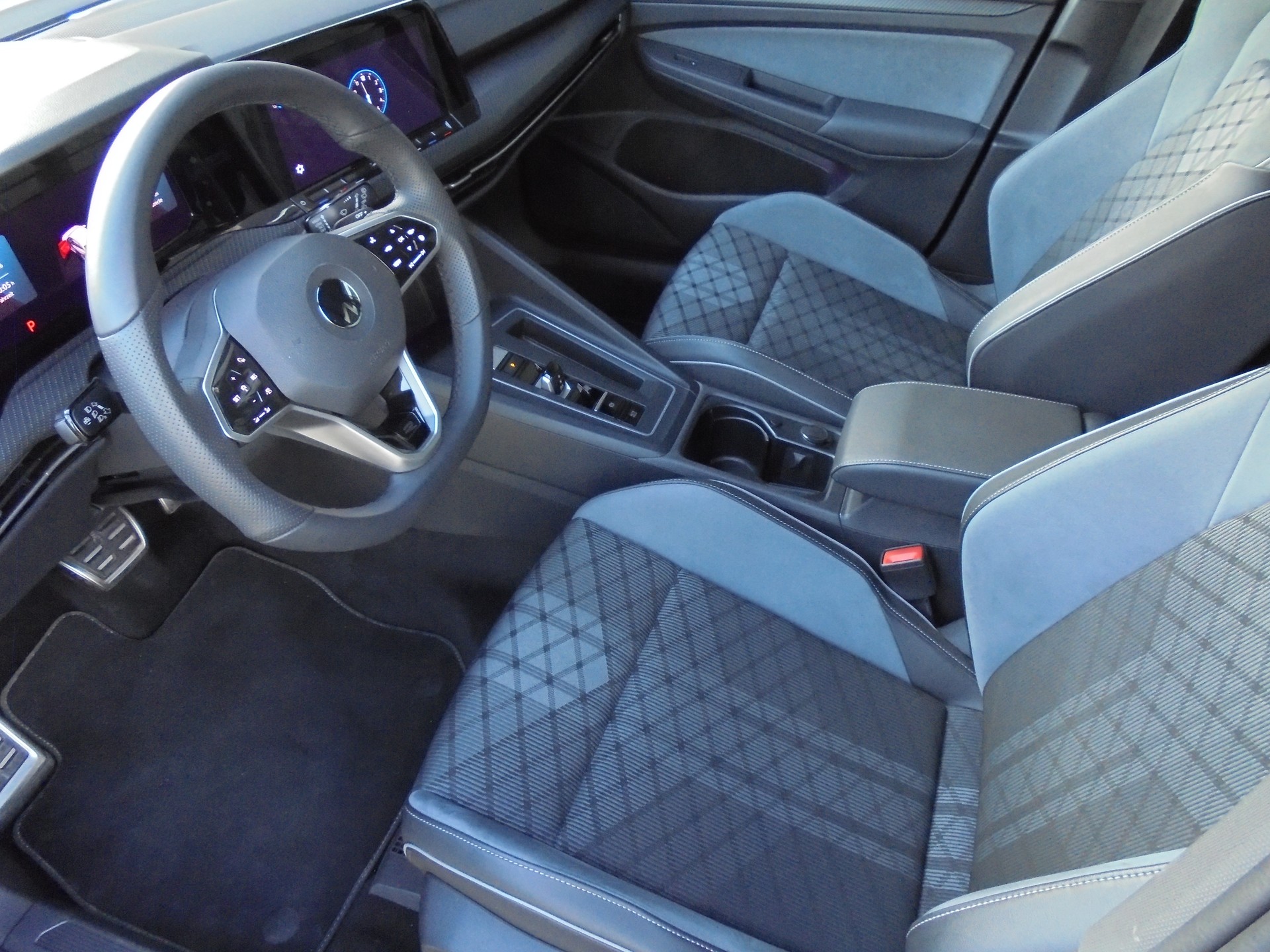 VW Golf Variant 1.5 eTSI mHEV R-Line-image-12