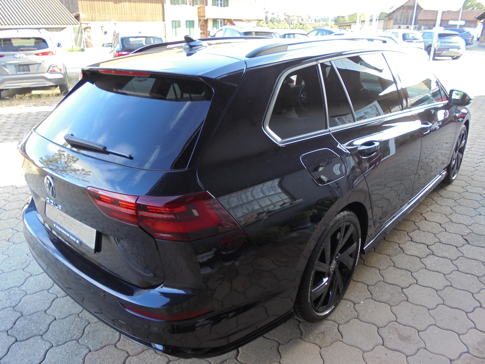 VW Golf Variant 1.5 eTSI mHEV R-Line-image-3