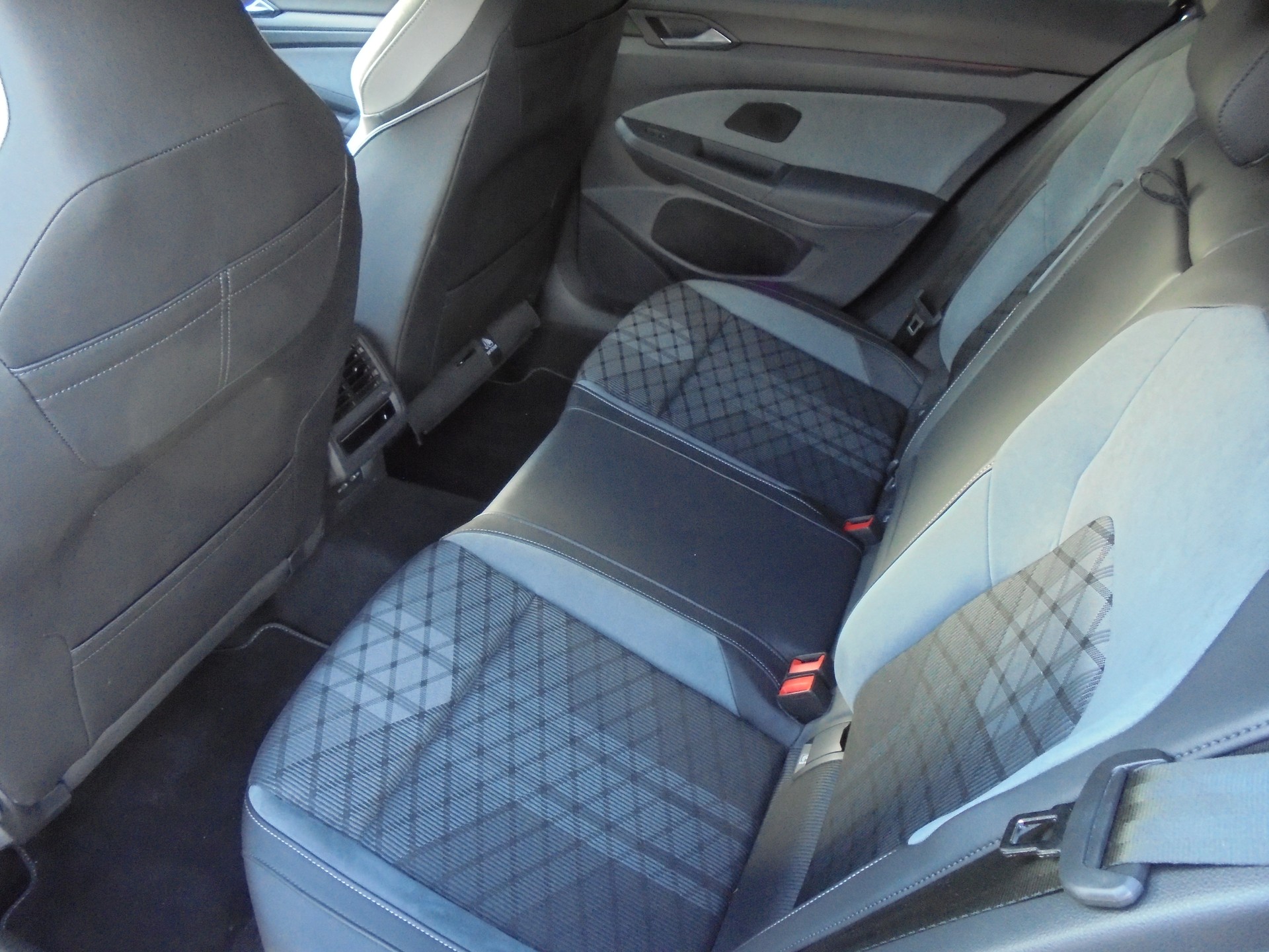 VW Golf Variant 1.5 eTSI mHEV R-Line-image-13