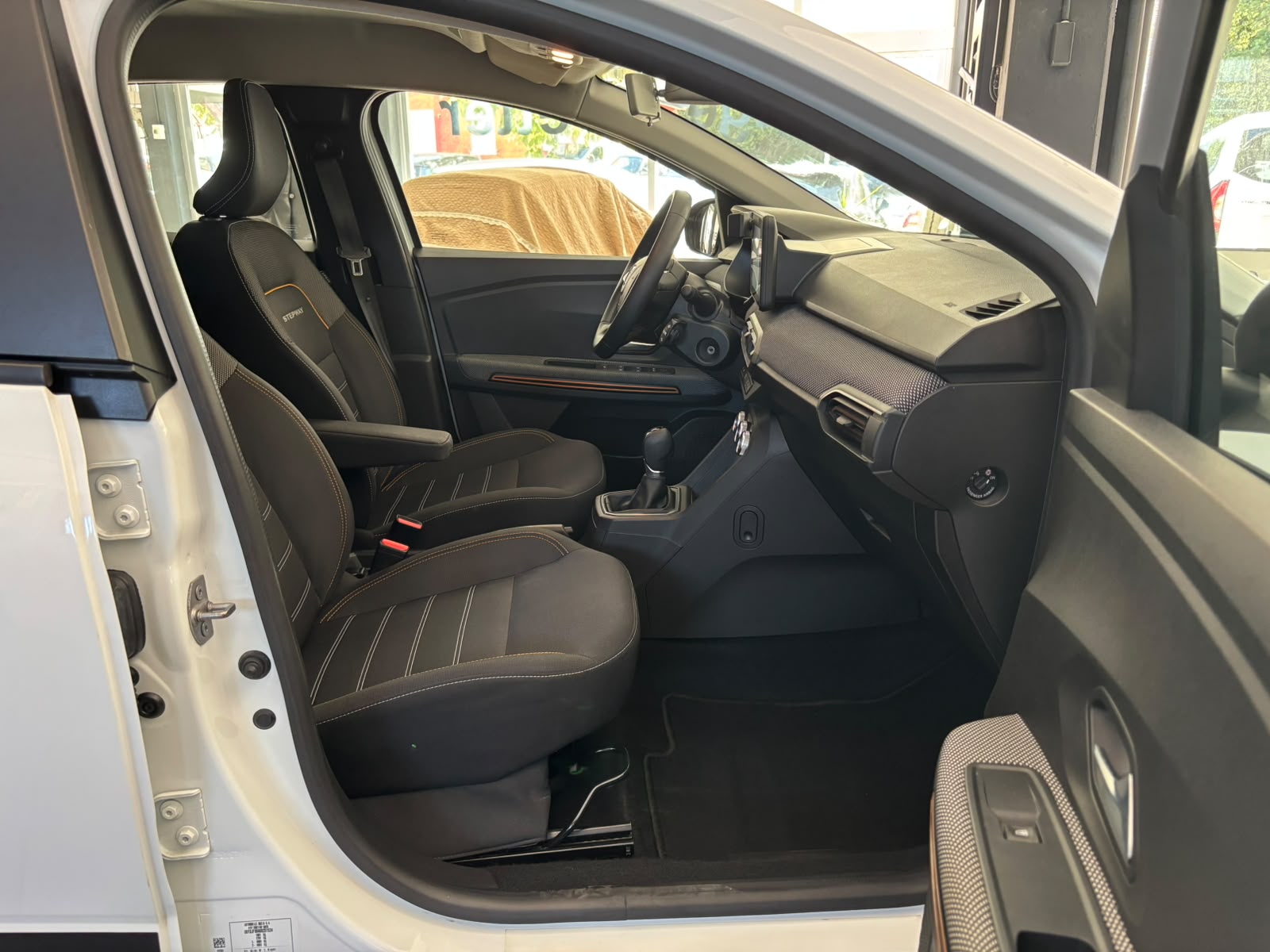 DACIA Sandero Stepway TCe 90 Comfort CVT-image-5