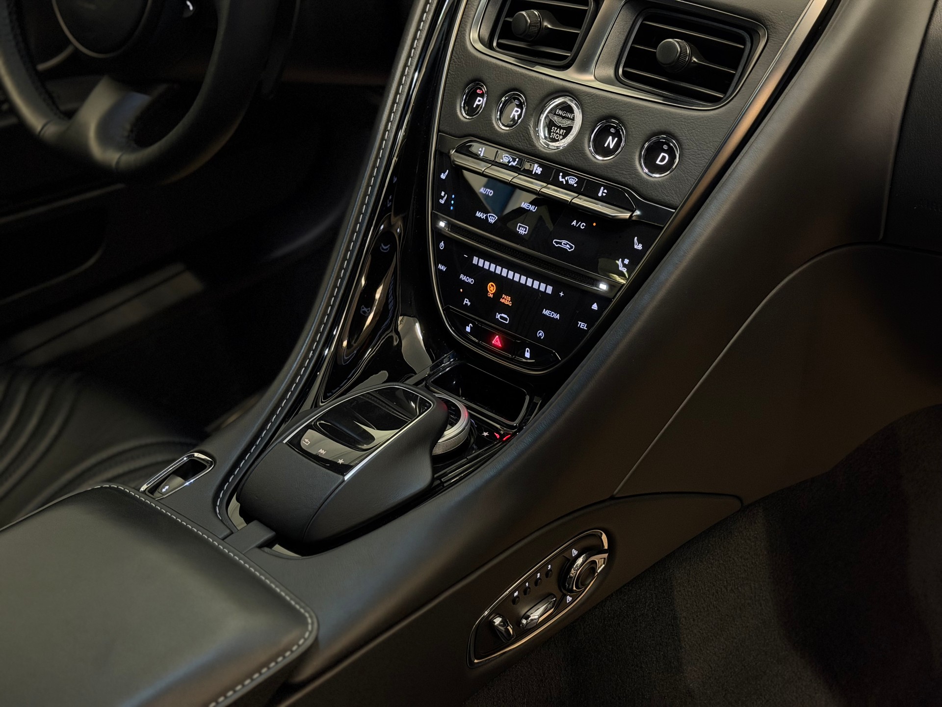 ASTON MARTIN DB11 V12 Touchtronic 3 AMR-image-24