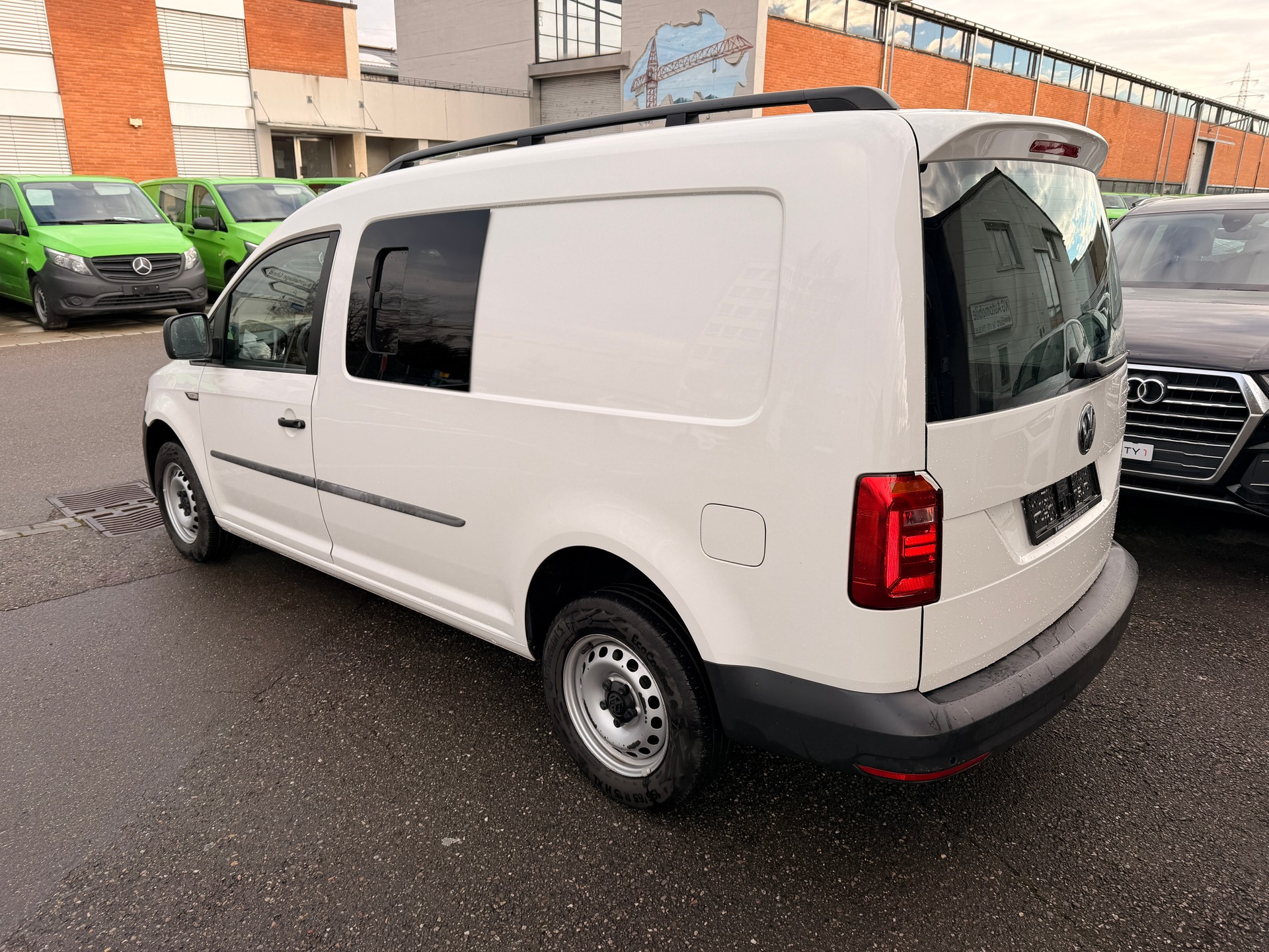 VW Caddy Maxi 2.0TDI 4Motion BlueMotion Technology-image-2
