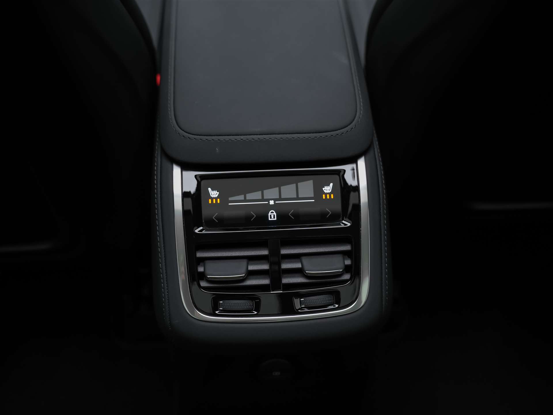 VOLVO XC90 T8 eAWD PluginHybrid Plus Bright Geartronic *7 Sitzer*Facelift*Panorama*Lenkradheizung*Harman/Kardon*-image-16