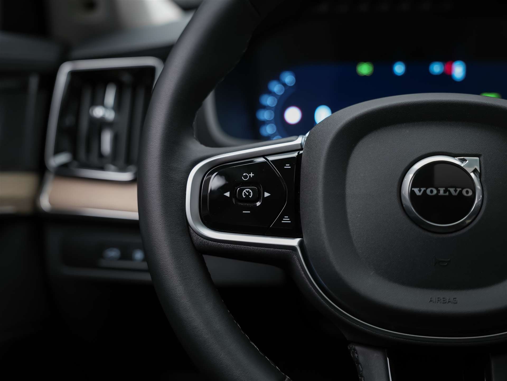 VOLVO XC90 T8 eAWD PluginHybrid Plus Bright Geartronic *7 Sitzer*Facelift*Panorama*Lenkradheizung*Harman/Kardon*-image-31