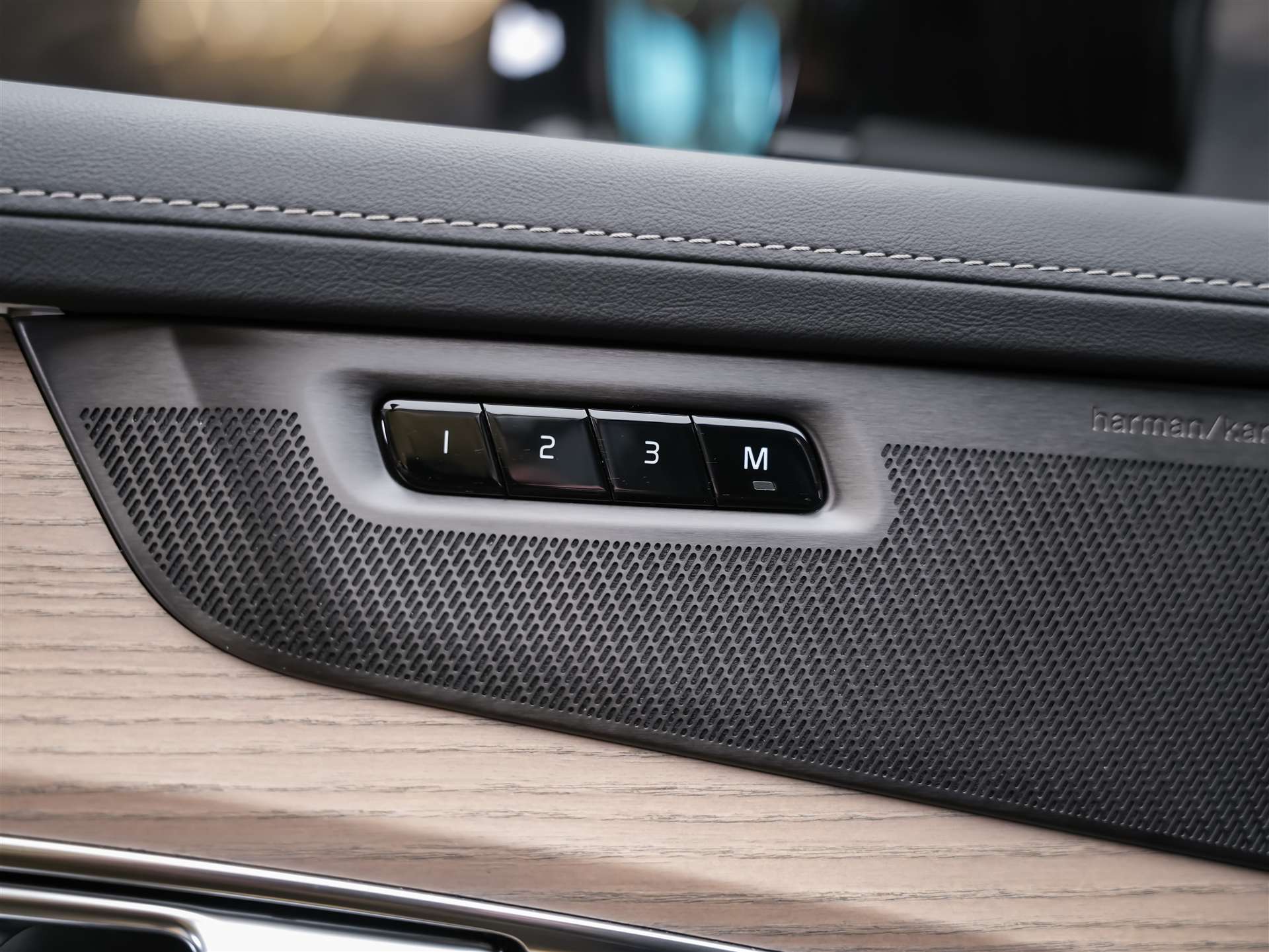 VOLVO XC90 T8 eAWD PluginHybrid Plus Bright Geartronic *7 Sitzer*Facelift*Panorama*Lenkradheizung*Harman/Kardon*-image-27