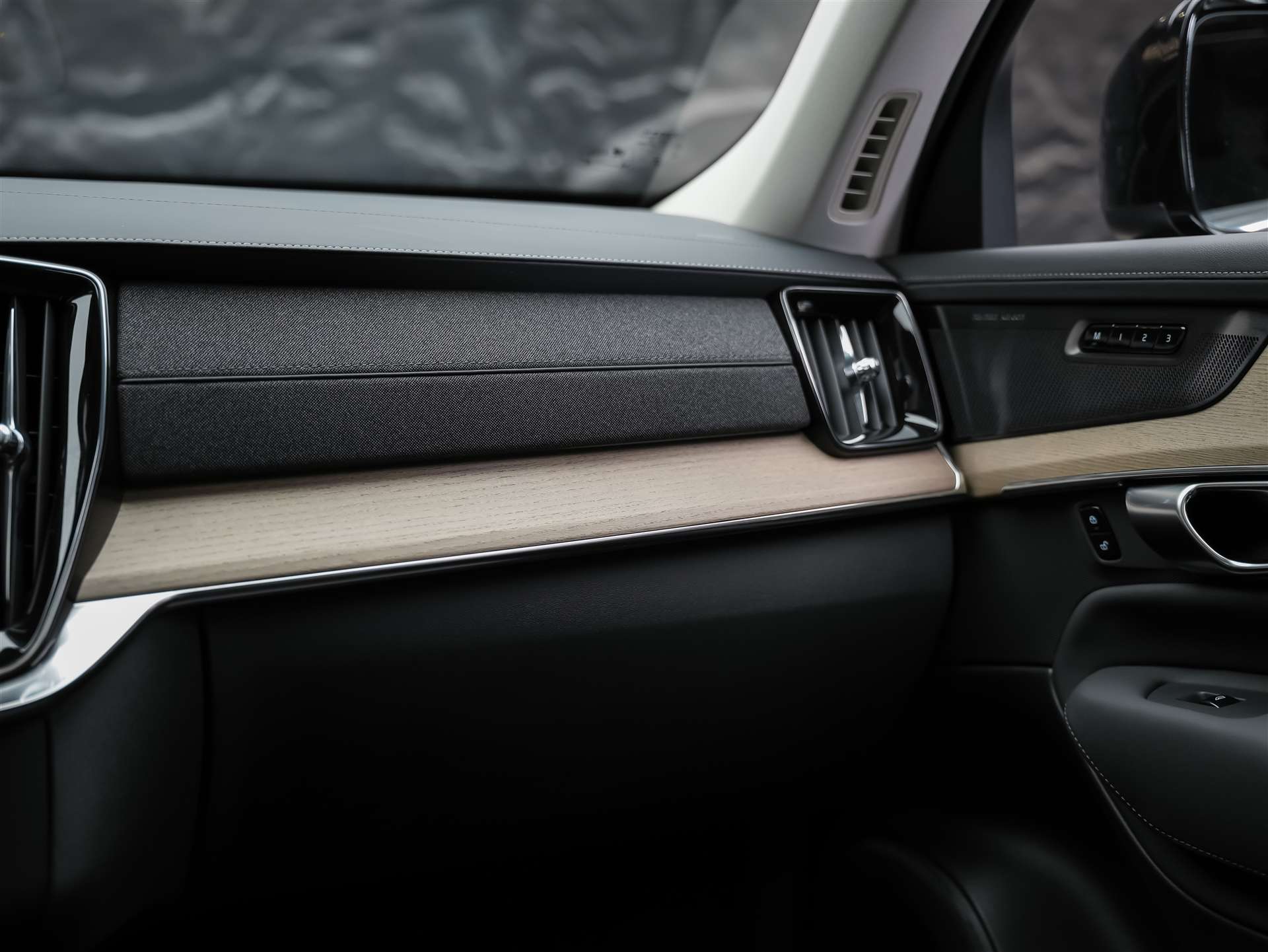 VOLVO XC90 T8 eAWD PluginHybrid Plus Bright Geartronic *7 Sitzer*Facelift*Panorama*Lenkradheizung*Harman/Kardon*-image-23