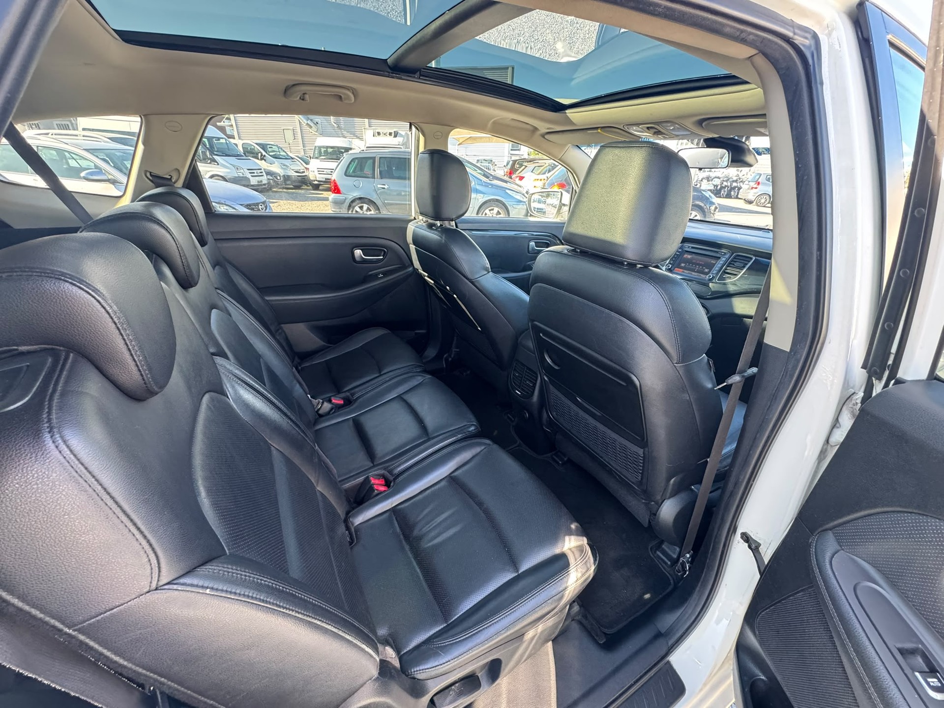KIA Carens 1.7 CRDi Swiss Eco Edition DCT-image-9