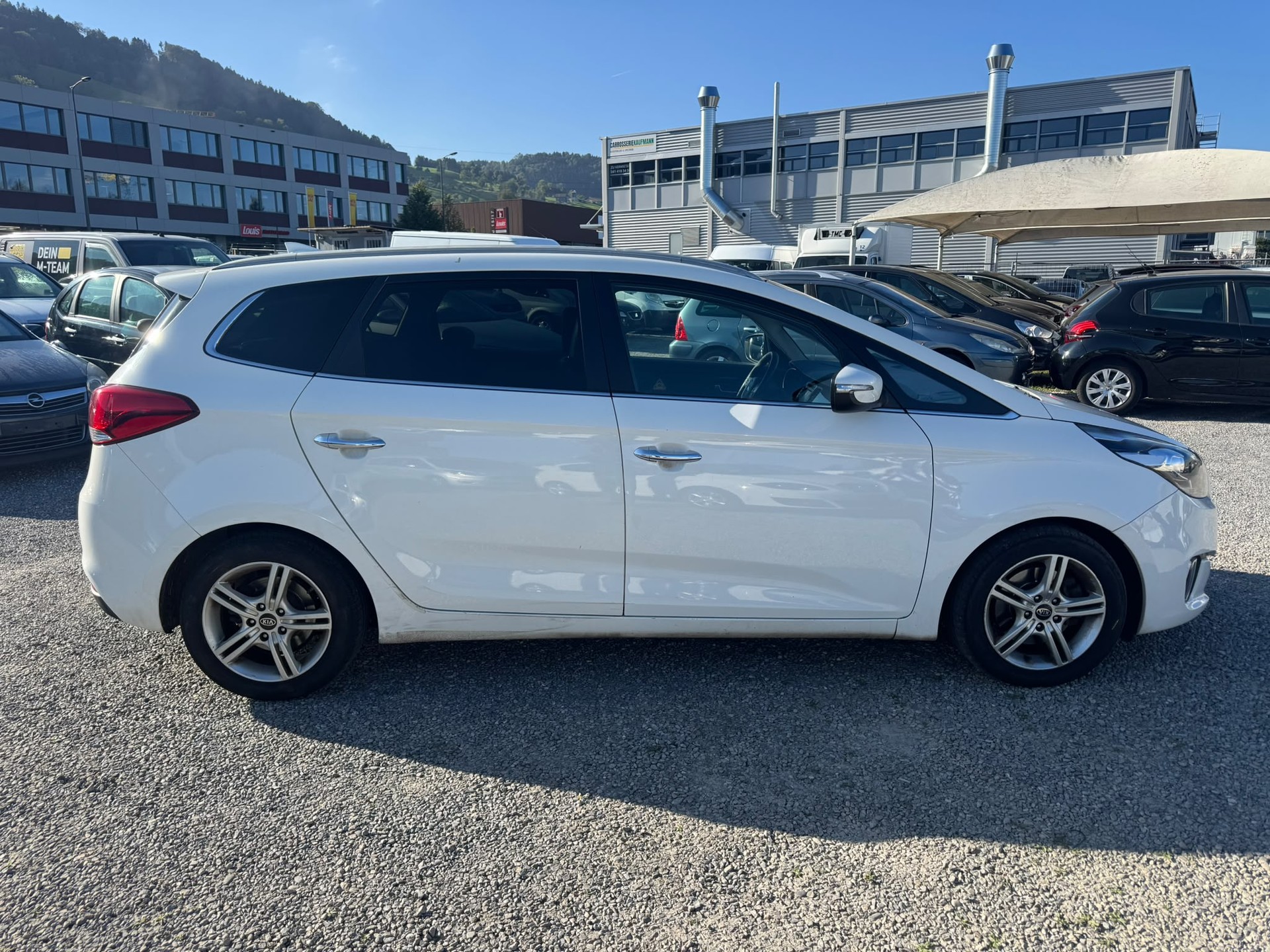 KIA Carens 1.7 CRDi Swiss Eco Edition DCT-image-1