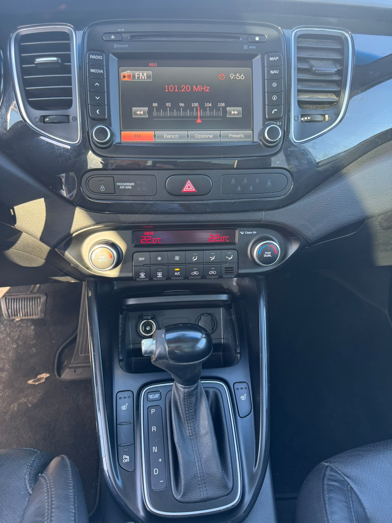 KIA Carens 1.7 CRDi Swiss Eco Edition DCT-image-13