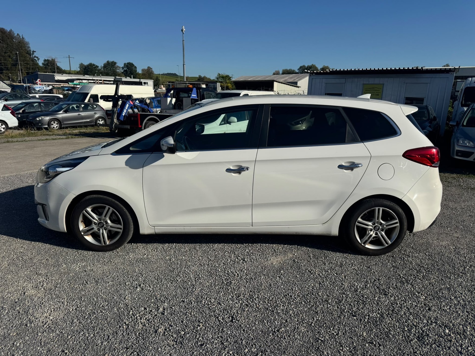 KIA Carens 1.7 CRDi Swiss Eco Edition DCT-image-2