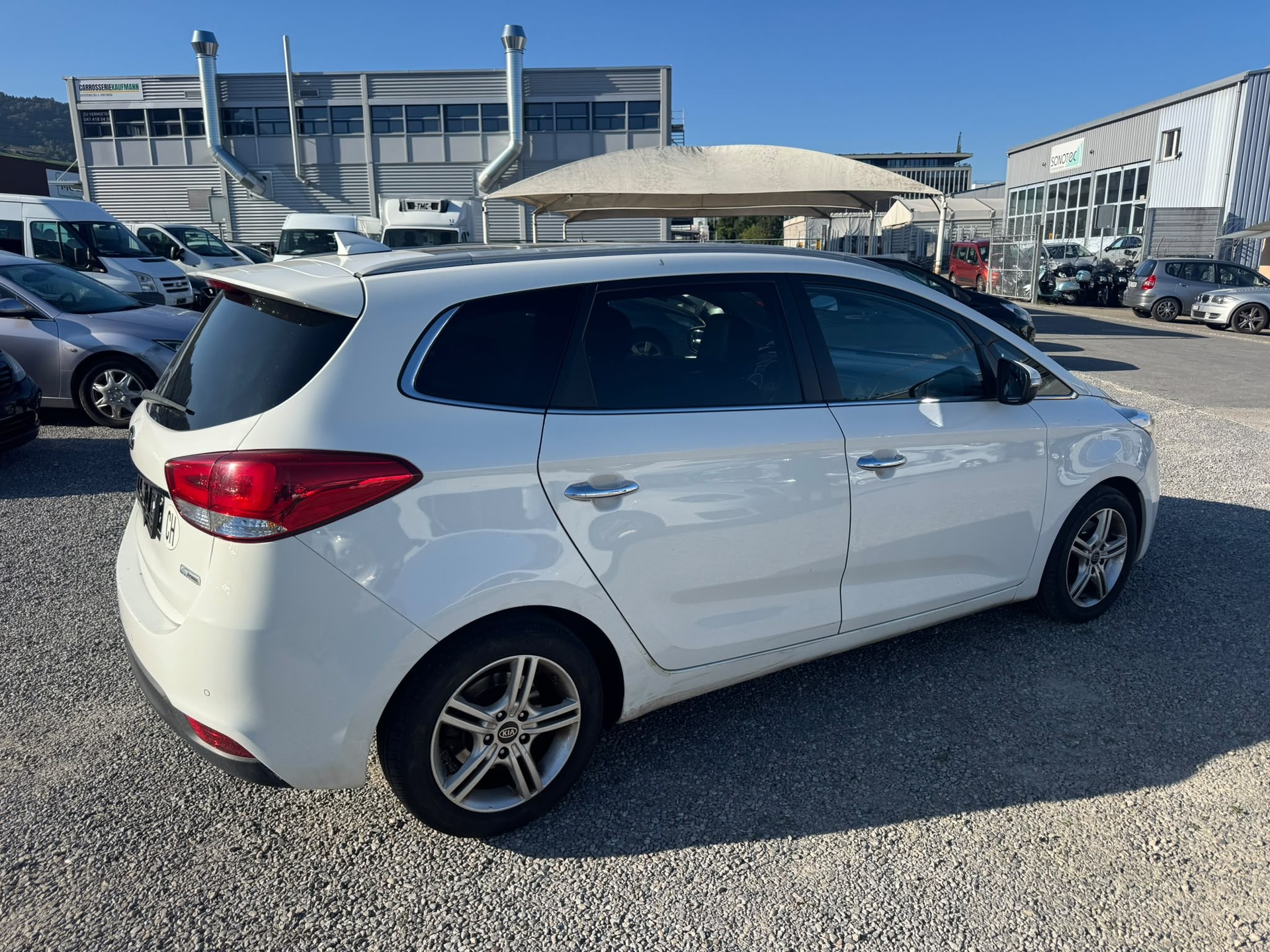 KIA Carens 1.7 CRDi Swiss Eco Edition DCT-image-4