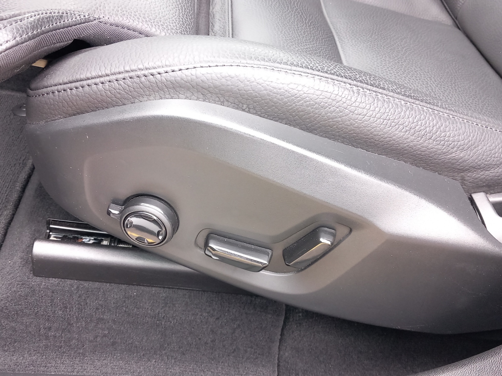 VOLVO XC60 2.0 B5 MH Plus Dark AWD-image-12