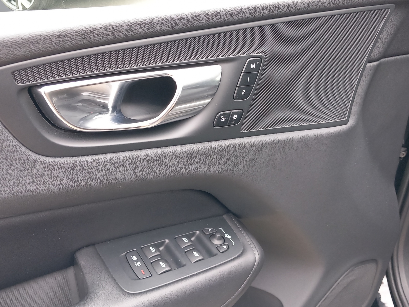 VOLVO XC60 2.0 B5 MH Plus Dark AWD-image-18