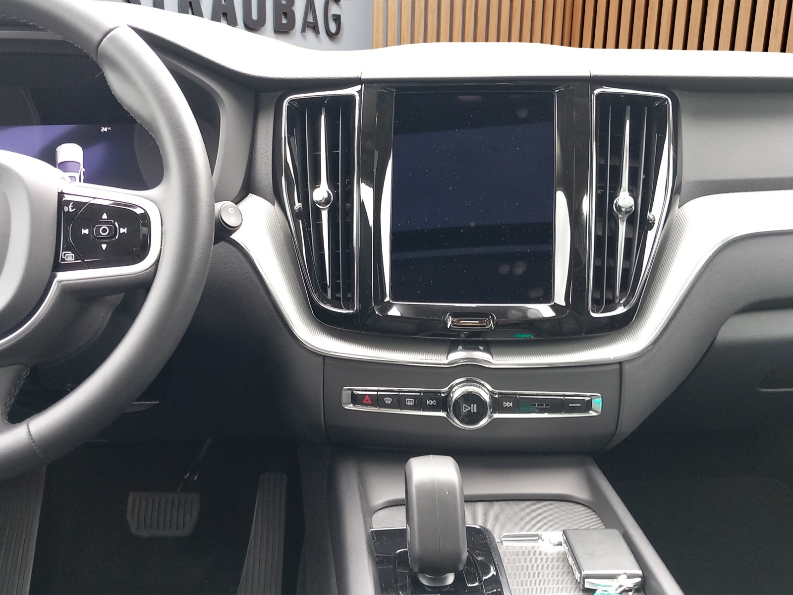 VOLVO XC60 2.0 B5 MH Plus Dark AWD-image-16
