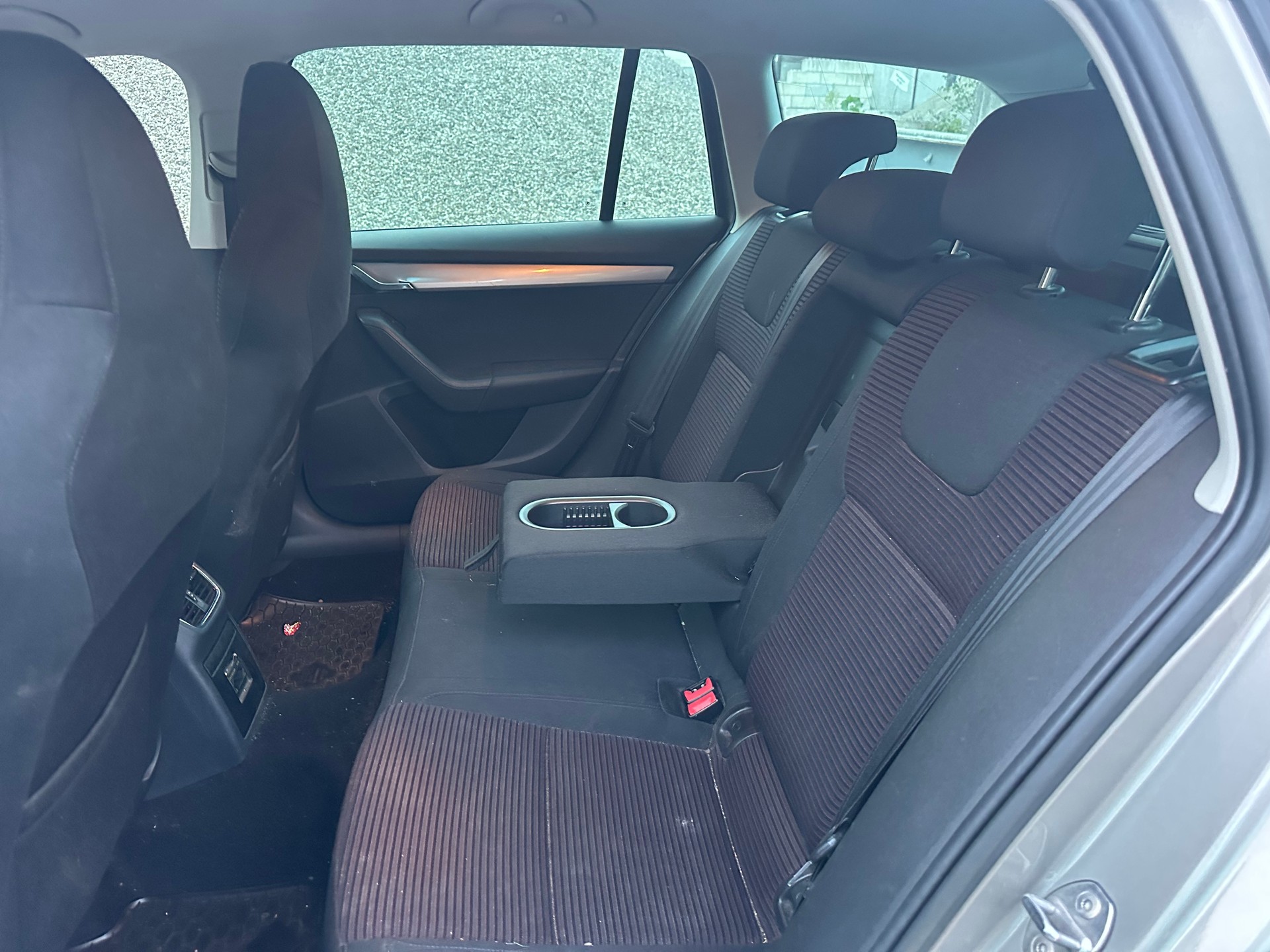 SKODA Octavia Combi 1.6 TDI Elegance 4x4-image-8