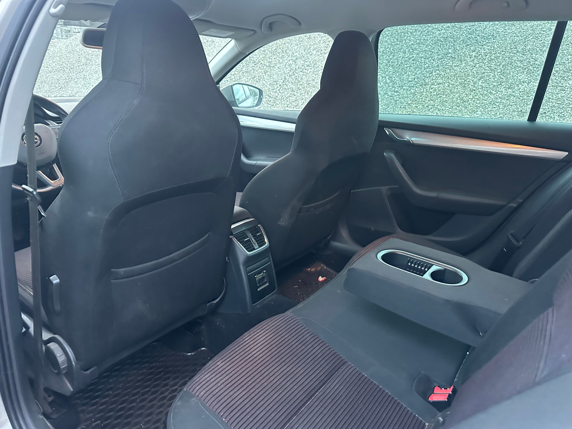 SKODA Octavia Combi 1.6 TDI Elegance 4x4-image-7