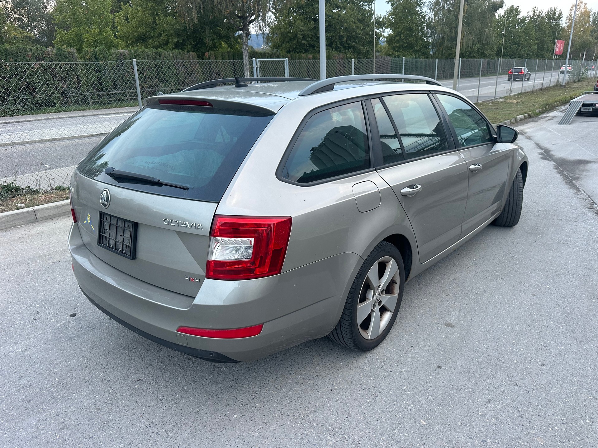 SKODA Octavia Combi 1.6 TDI Elegance 4x4-image-2