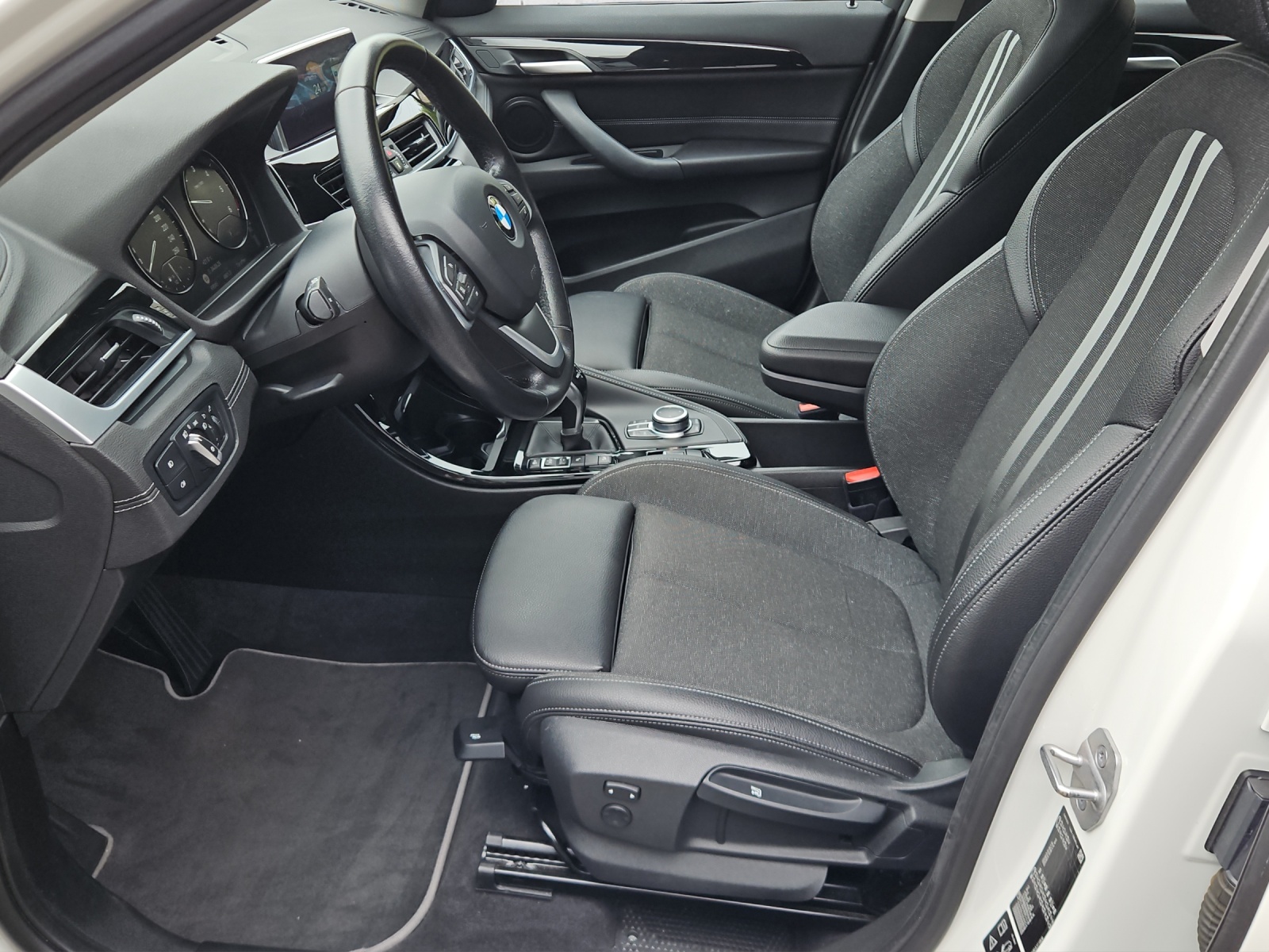 BMW X1 xDrive 18d Sport Line-image-9