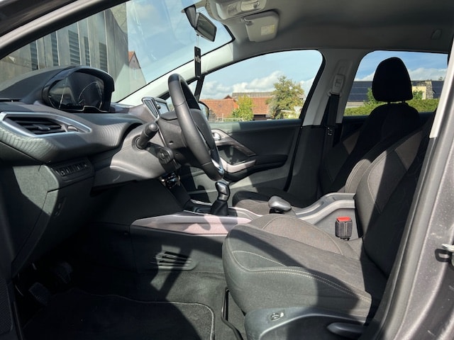PEUGEOT 2008 1.2 VTI Style-image-12