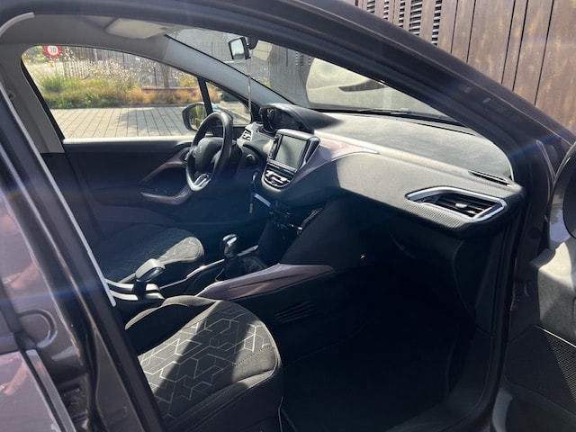 PEUGEOT 2008 1.2 VTI Style-image-19
