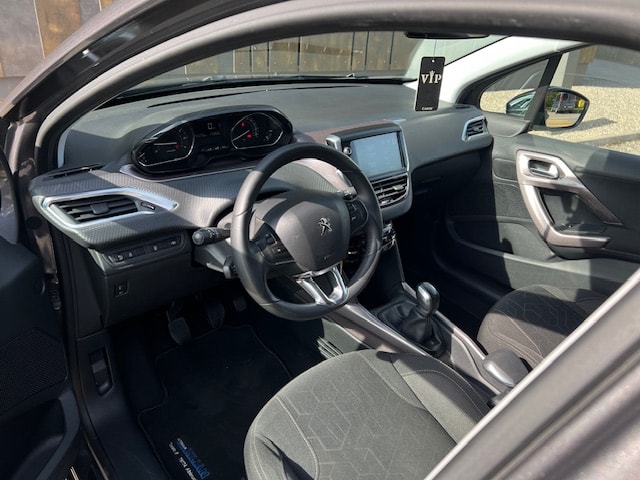 PEUGEOT 2008 1.2 VTI Style-image-11