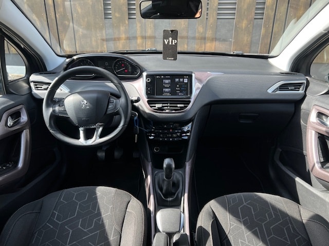 PEUGEOT 2008 1.2 VTI Style-image-14