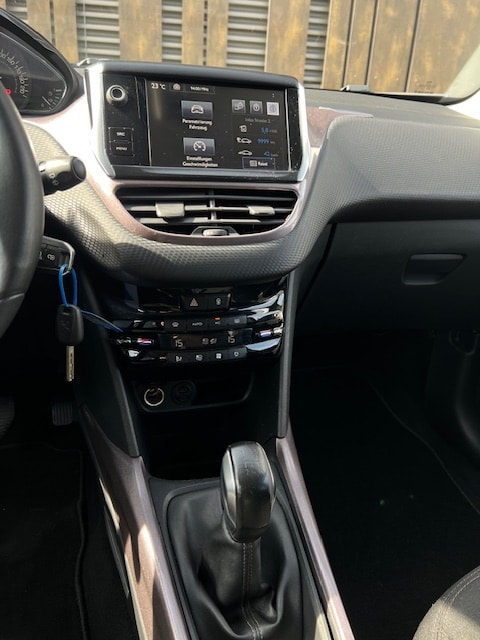 PEUGEOT 2008 1.2 VTI Style-image-17