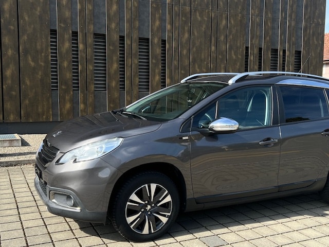 PEUGEOT 2008 1.2 VTI Style-image-6
