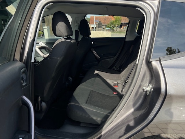 PEUGEOT 2008 1.2 VTI Style-image-18
