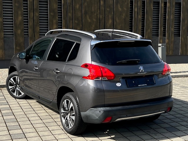 PEUGEOT 2008 1.2 VTI Style-image-10
