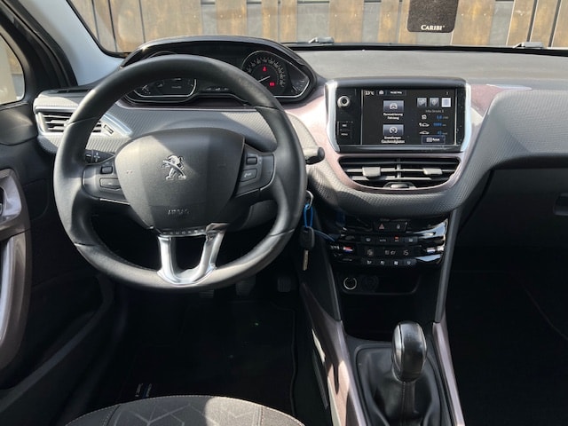 PEUGEOT 2008 1.2 VTI Style-image-16