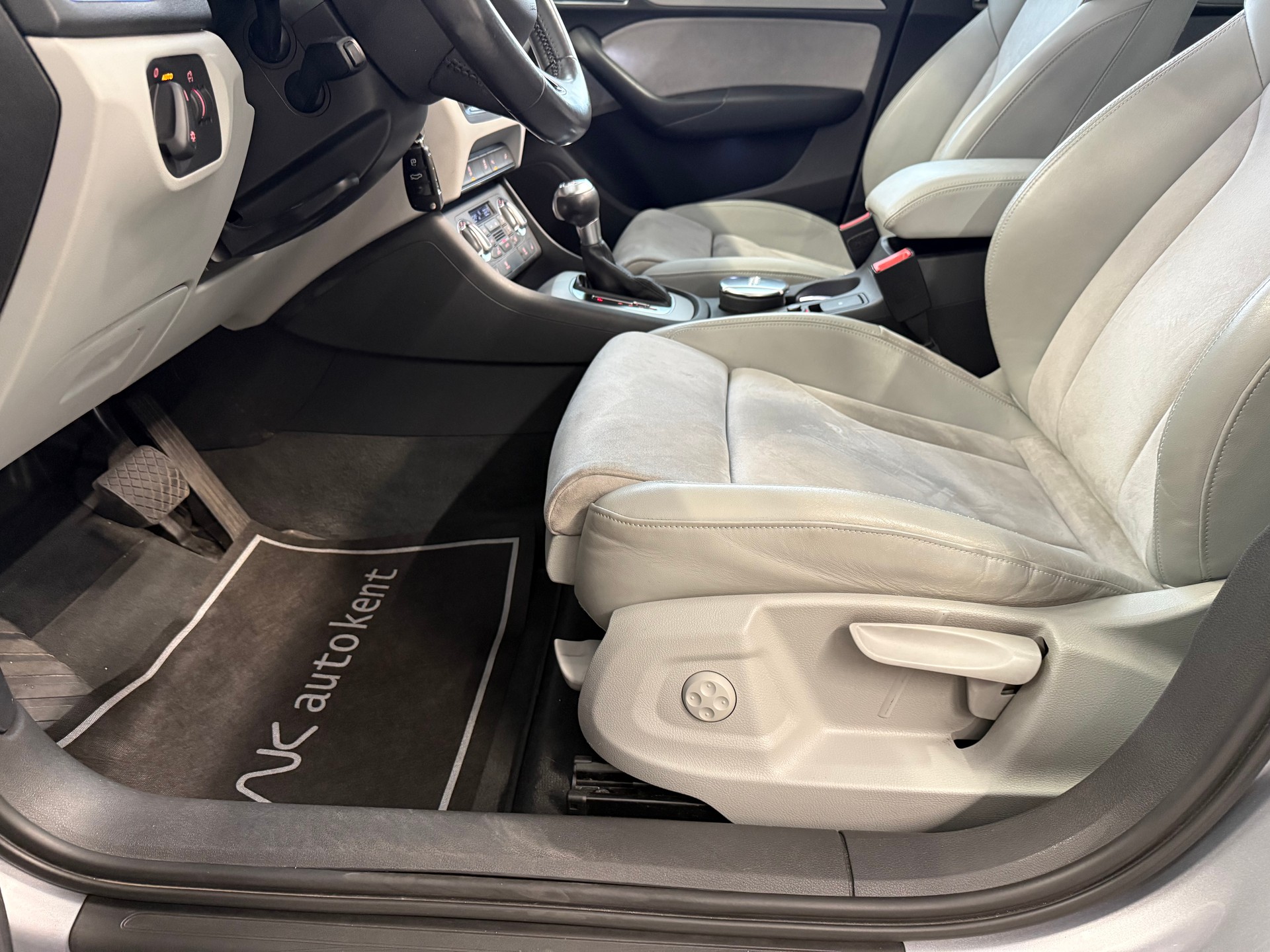 AUDI Q3 2.0 TFSI quattro S-tronic-image-13