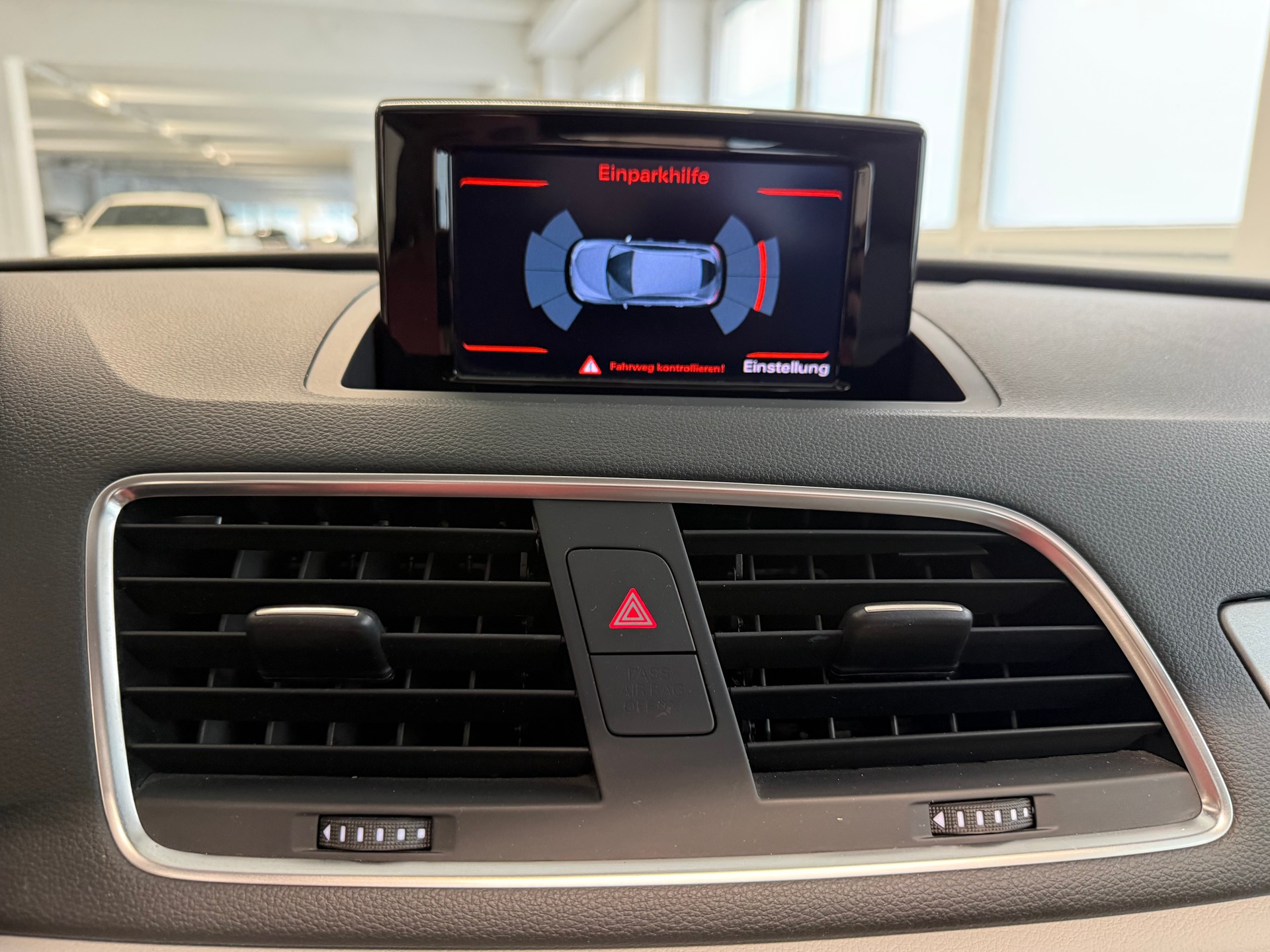 AUDI Q3 2.0 TFSI quattro S-tronic-image-9