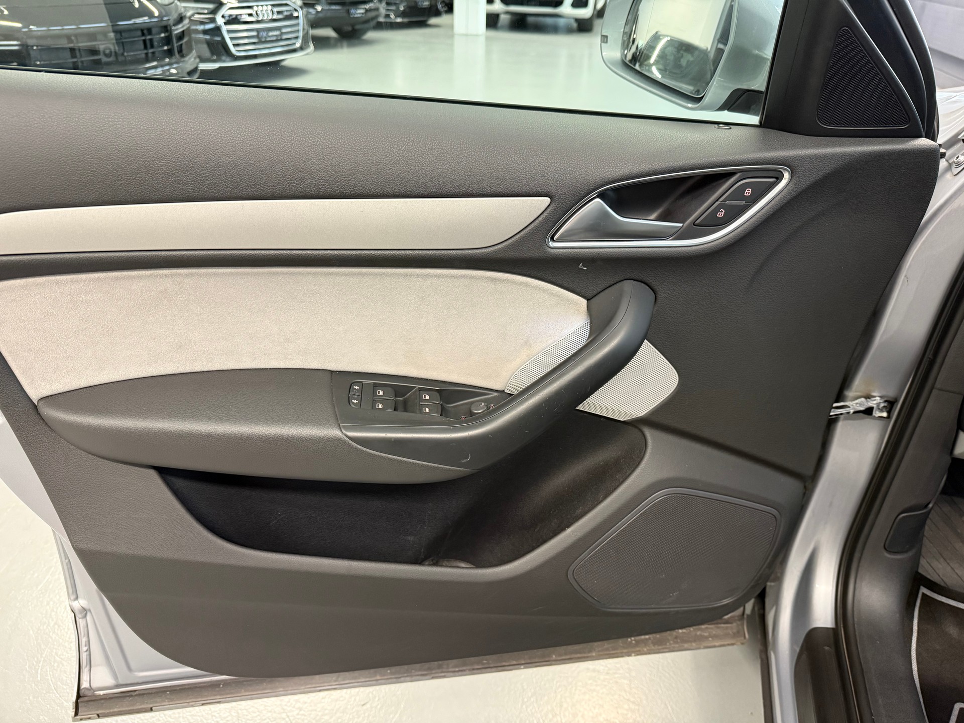 AUDI Q3 2.0 TFSI quattro S-tronic-image-12