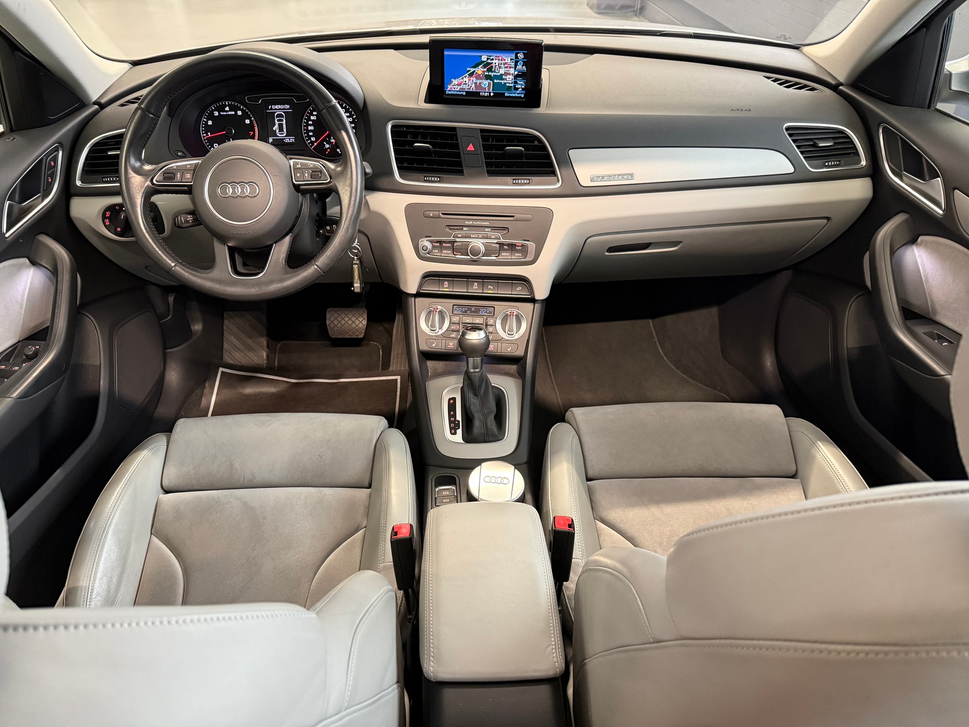 AUDI Q3 2.0 TFSI quattro S-tronic-image-17