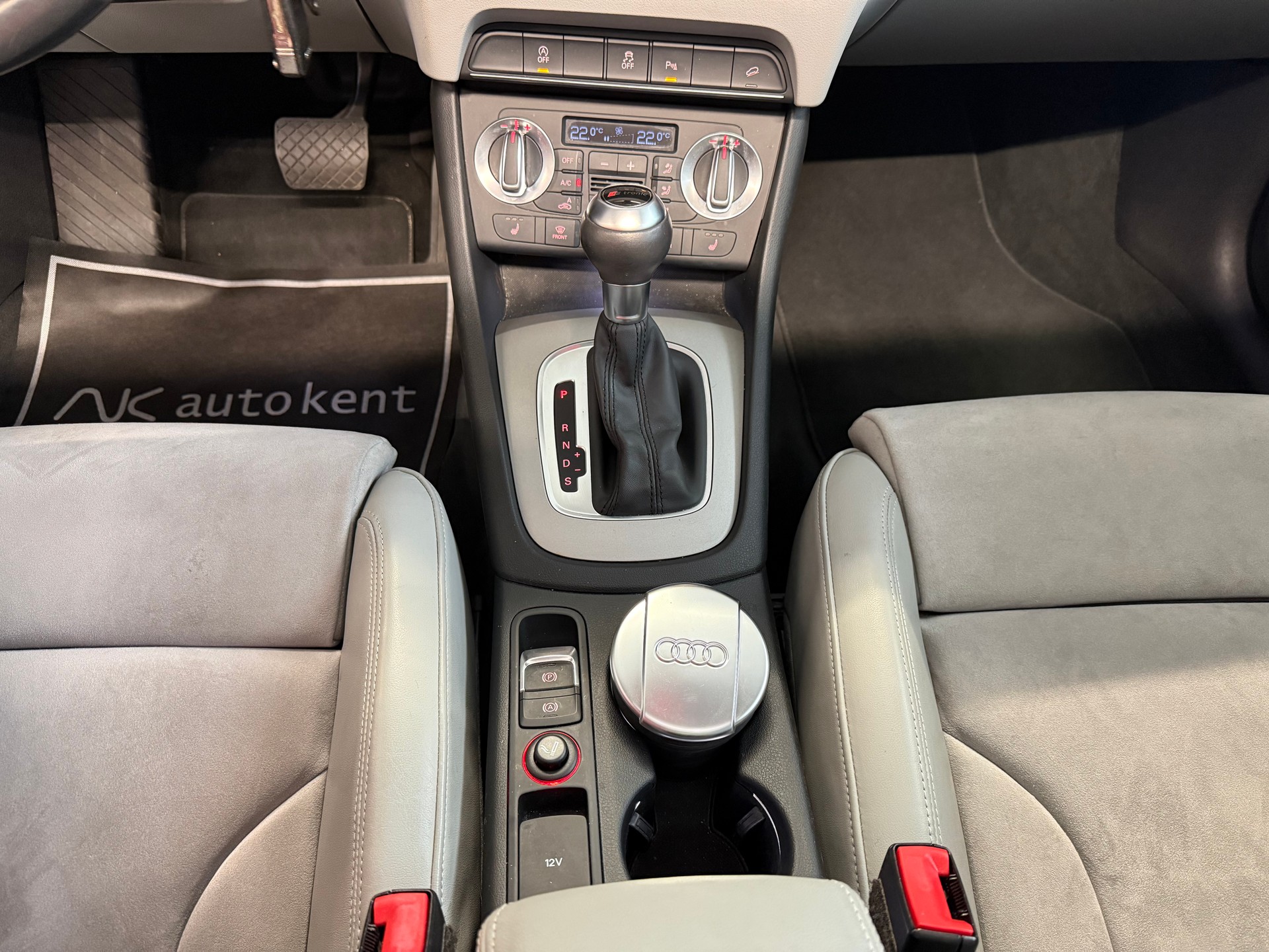 AUDI Q3 2.0 TFSI quattro S-tronic-image-10