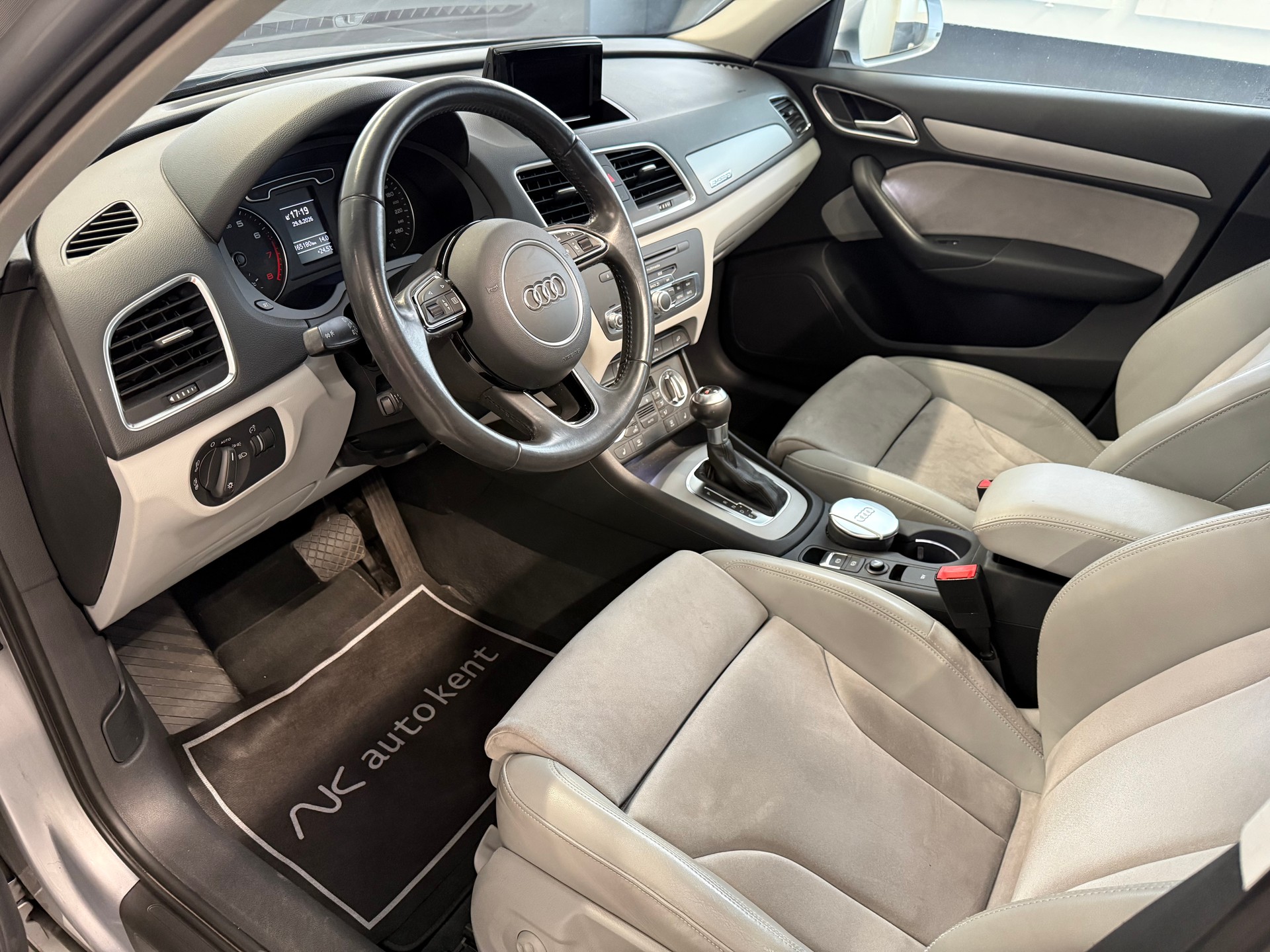 AUDI Q3 2.0 TFSI quattro S-tronic-image-6