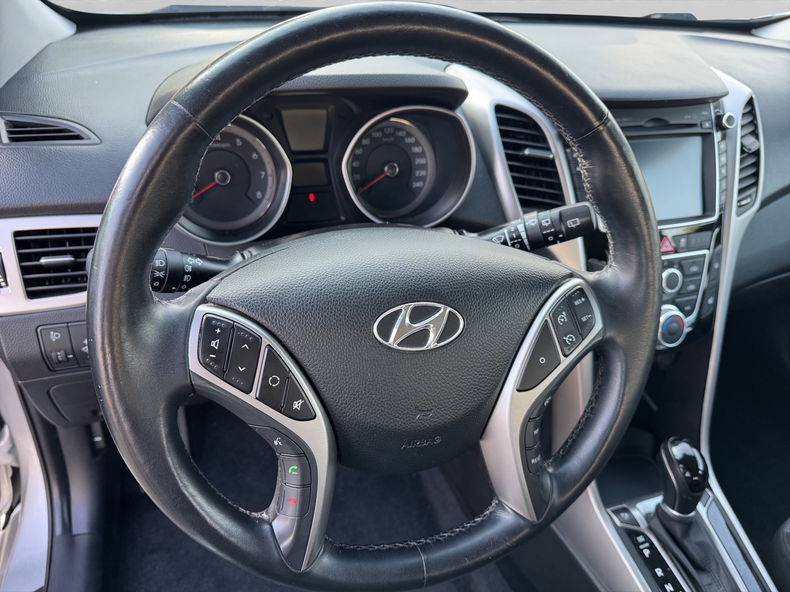 HYUNDAI i30 1.6 GDi Amplia-image-10