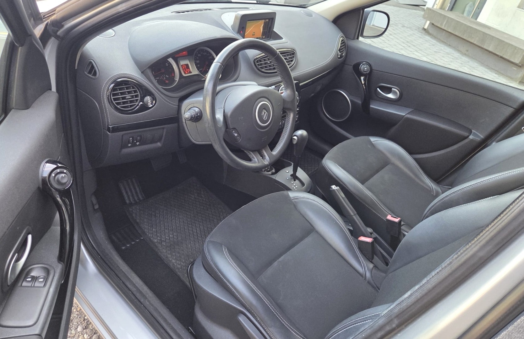 RENAULT Clio 1.6 16V Night&Day Automatic-image-8