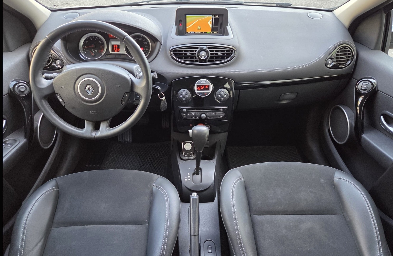 RENAULT Clio 1.6 16V Night&Day Automatic-image-7