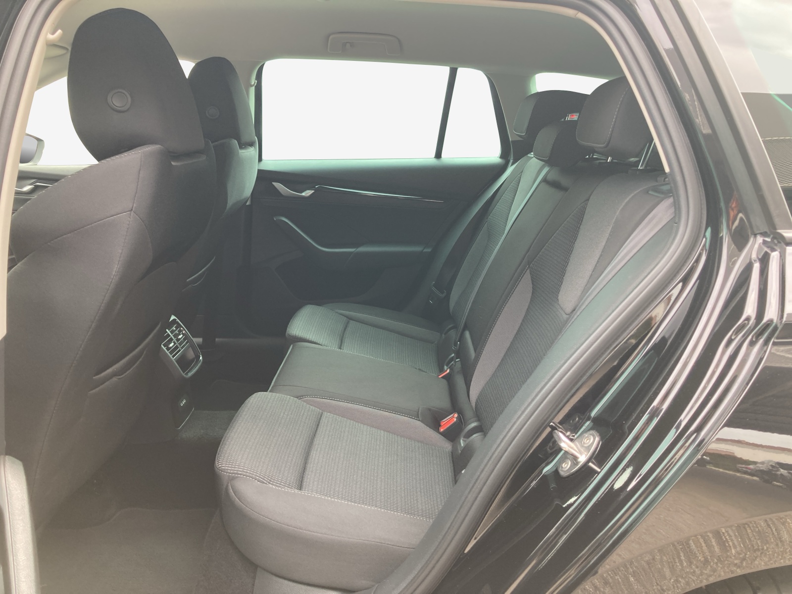 SKODA Octavia Combi 1.5 TSI mHEV DSG Dynamic-image-11