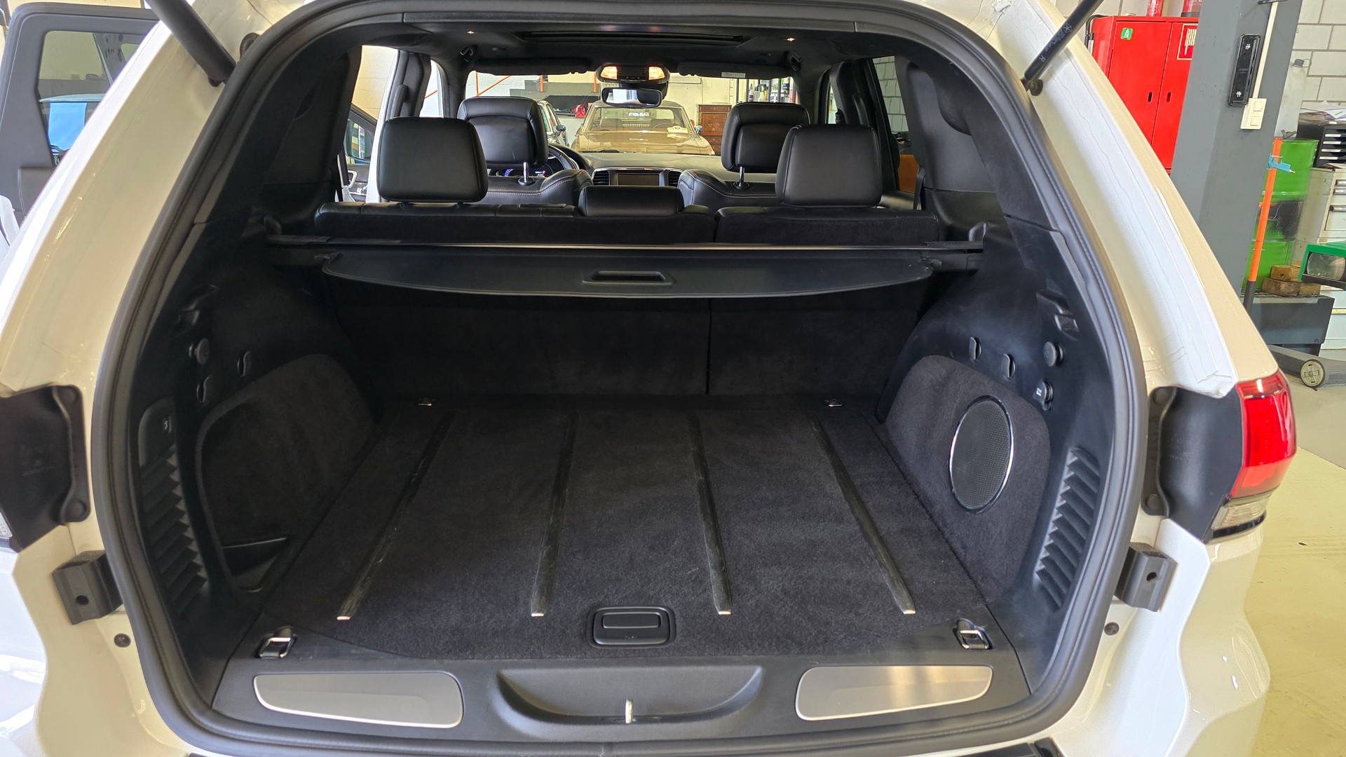 JEEP Grand Cherokee 6.4 V8 HEMI SRT8 Automatic-image-21