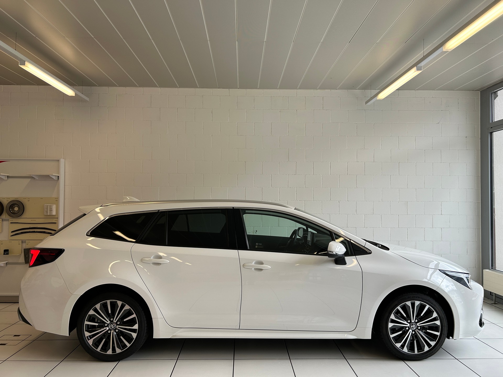 TOYOTA Corolla Touring Sports 1.8 HSD Trend e-CVT-image-4